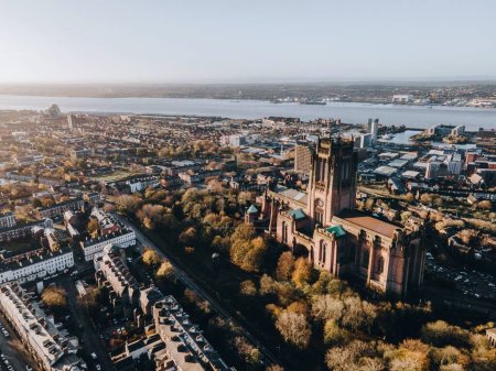 Foto de Catedral de Liverpool en Liverpool, Inglaterra por Drone - Imagen libre de derechos