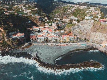 Téléchargez les photos : Vue sur Ponta do Sol à Madère, Portugal - en image libre de droit