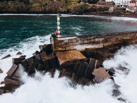 Foto de Vista del dron de las olas que se estrellan en el muelle de Seixal en Madeira, Portugal - Imagen libre de derechos