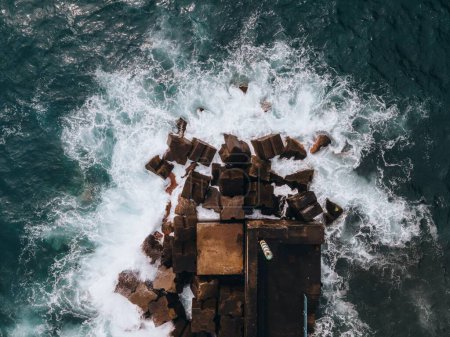Téléchargez les photos : Vue d'un drone de vagues s'écrasant à Seixal Pier à Madère, Portugal - en image libre de droit