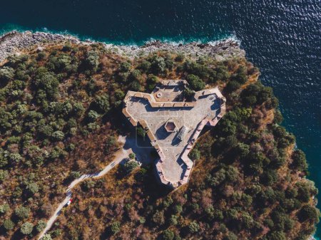 Foto de El Castillo de Porto Palermo en Albania por Drone - Imagen libre de derechos