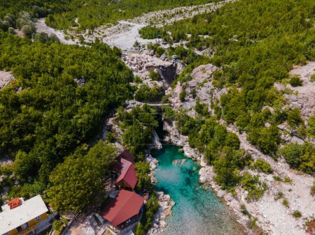 Téléchargez les photos : Yeux Bleus à Theth, Albanie par Drone - en image libre de droit