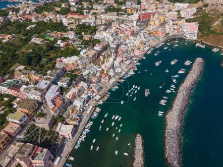 Téléchargez les photos : Vues de l'île de Procida en Italie par Drone - en image libre de droit