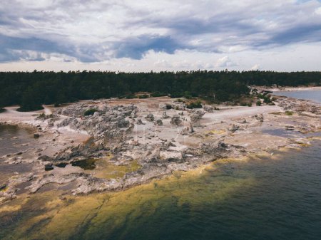 Téléchargez les photos : Formations Folhammar Rauk à Gotland, Suède par Drone - en image libre de droit