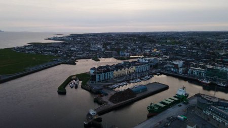 Foto de El largo paseo en Galway, Irlanda por Drone - Imagen libre de derechos