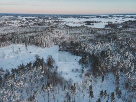 Winterliche Schneelandschaft in Schweden per Drohne
