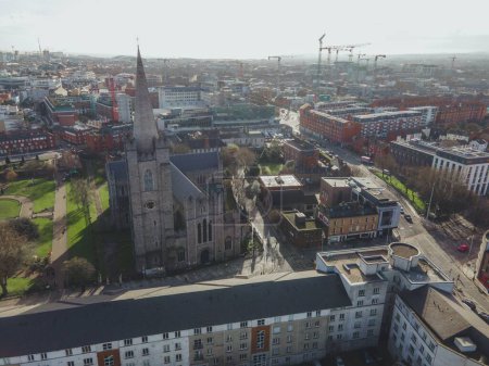 Foto de Catedral de San Patricio en Dublín, Irlanda por Drone - Imagen libre de derechos
