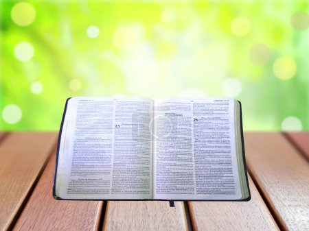 Foto de La Santa Biblia se abre sobre una mesa. El Libro Sagrado del Cristianismo - Imagen libre de derechos