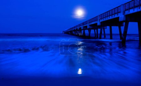 Téléchargez les photos : Fishing pier at night with moon - en image libre de droit