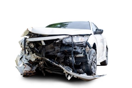 Front des weißen Autos wird durch Unfall auf der Straße beschädigt. Autos nach Kollision beschädigt Isoliert auf weißem Hintergrund mit Clipping-Pfad