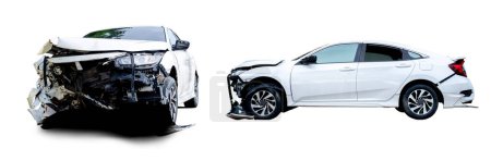 Front- und Seitenansicht des weißen Autos werden durch einen Unfall auf der Straße beschädigt. Autos nach Kollision beschädigt Isoliert auf weißem Hintergrund mit Clipping-Pfad