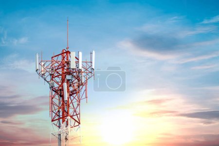 Foto de Torre de teléfono roja con muchas señales en el cielo y nubes blancas de fondo tomadas por la noche El sol está bajando el horizonte - Imagen libre de derechos