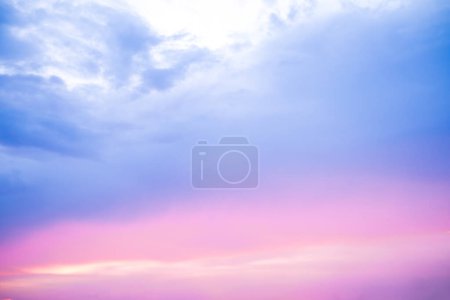 Téléchargez les photos : Beaux nuages orange doux et la lumière du soleil sur le ciel bleu parfait pour l'arrière-plan, prendre le matin, crépuscule, fond de gradient de ciel, ciel violet - en image libre de droit