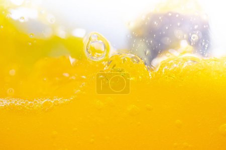 Nahaufnahme heller Orangensaft spritzt Textur für Gesundheit und Natur Wellen, Schöne Wellenkurve und kleine Blasen glatt für garphisches Design und Hintergrund