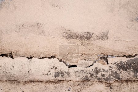 Risse in Betonmauer an der äußeren Zementecke, die durch Erdbeben und Erdeinsturz entstanden ist
