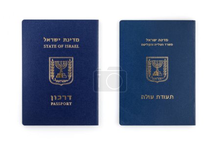 Foto de Booklet Teudat Ole and passport (Darkon) - an Israeli citizen. Written in Hebrew . Isolated on white background - Imagen libre de derechos