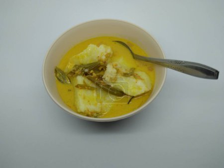 Lontong Sayur, Lontong Gemüse ist ein typisches indonesisches Frühstück, das mit Lontong und verschiedenen Gemüsearten gefüllt ist