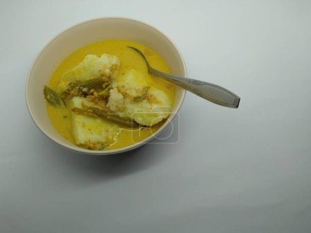 Lontong Sayur, Lontong Gemüse ist ein typisches indonesisches Frühstück, das mit Lontong und verschiedenen Gemüsearten gefüllt ist