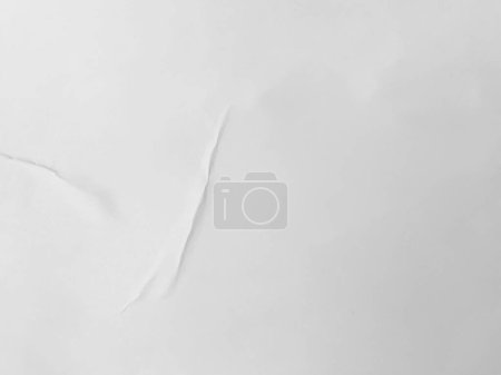 Foto de Papel blanco pegado en blanco para superposición de textura de póster. Arrugado y arrugado como fondo. papel mojado mate para carteles de maqueta, volante, folleto y diseño de pancartas - Imagen libre de derechos