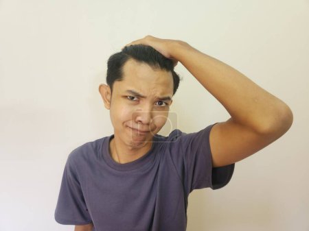 Foto de Shocked cara de asiático hombre consiguiendo calvo y perdido cabello en aislado blanco fondo - Imagen libre de derechos