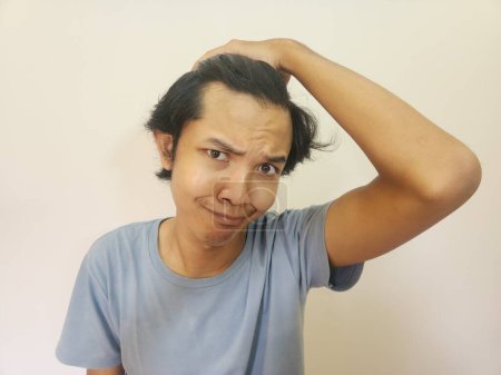 Téléchargez les photos : Choqué visage de l'homme asiatique devient chauve et perdu les cheveux dans fond blanc isolé - en image libre de droit
