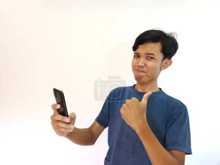 Foto de Hombre utilizar el teléfono inteligente con el pulgar hacia arriba como recomendación. espacio de copia - Imagen libre de derechos