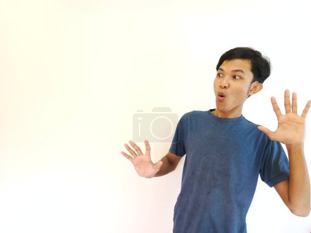 Foto de Retrato completo de la cara de choque Hombre asiático mirando el espacio vacío aislado en blanco - Imagen libre de derechos