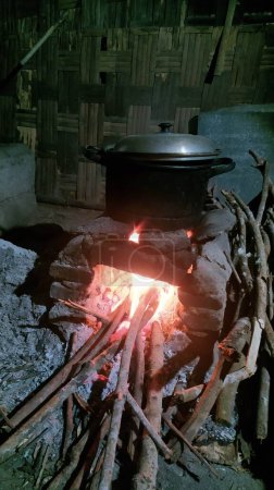 Foto de Estufa rural tradicional para cocinar con leña - Imagen libre de derechos