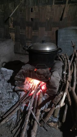 Foto de Estufa rural tradicional para cocinar con leña - Imagen libre de derechos