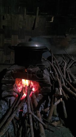 Téléchargez les photos : Poêle rural traditionnel pour la cuisson au bois de chauffage - en image libre de droit