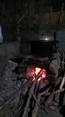 Téléchargez les photos : Poêle rural traditionnel pour la cuisson au bois de chauffage - en image libre de droit