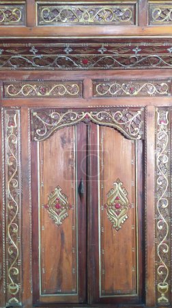 Foto de Puerta tradicional javanesa con tallas talladas en madera - Imagen libre de derechos
