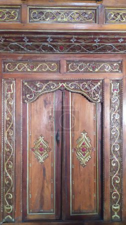 Foto de Puerta tradicional javanesa con tallas talladas en madera - Imagen libre de derechos