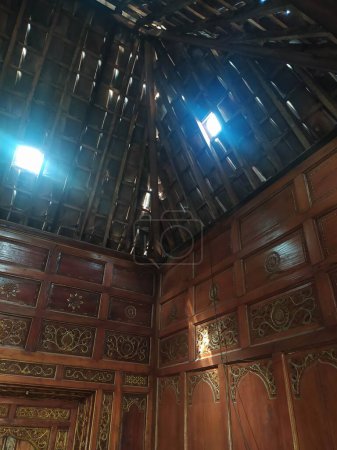 Téléchargez les photos : Disposition ou fondation d'un toit traditionnel en tuiles de bois - en image libre de droit