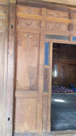 Téléchargez les photos : Porte traditionnelle javanaise avec sculptures en bois sculpté - en image libre de droit