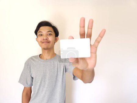 Foto de Hombre mostrando de cerca la tarjeta vacía para centrarse en la tarjeta. - Imagen libre de derechos