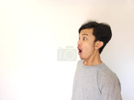 Foto de Sorprendido y sorprendido rostro de hombre asiático en aislado sobre fondo blanco - Imagen libre de derechos