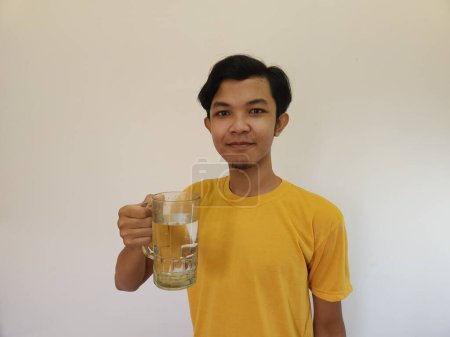 Foto de Asiático hombre es beber agua aislado en blanco fondo - Imagen libre de derechos