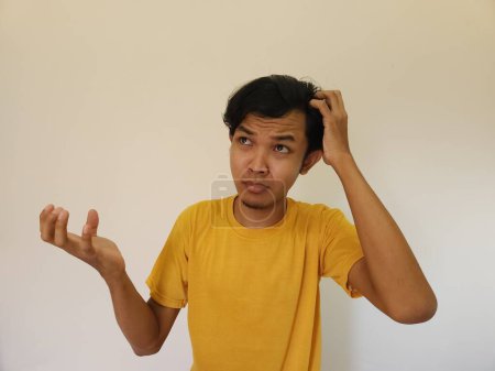 Foto de Enojado y triste cara asiático hombre no impresionar con su pelo color aislado en blanco - Imagen libre de derechos