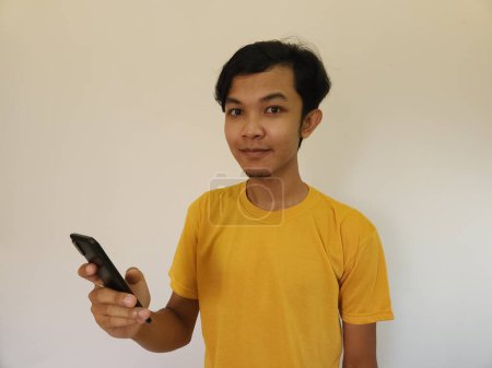 Téléchargez les photos : Wow and surprise face asian man use smartphone with copy space of advertisement - en image libre de droit