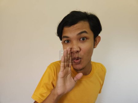 Téléchargez les photos : L'homme asiatique chuchote promo, secret et commérages isolés sur fond blanc - en image libre de droit