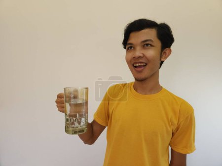 Téléchargez les photos : Asiatique homme avec un verre d'eau - en image libre de droit