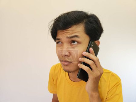 Téléchargez les photos : Asiatique homme avec geste est sur l 'téléphone, connexion perdu - en image libre de droit