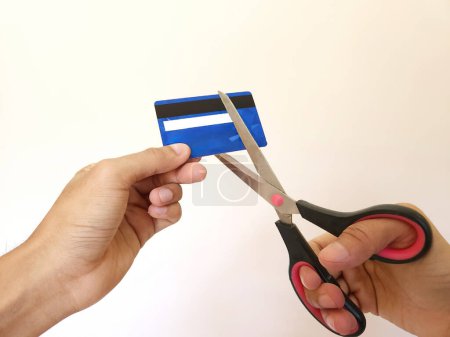 Foto de Cortar tarjeta de crédito con tijeras para detener el pago de dinero proteger el costo de crisis - Imagen libre de derechos