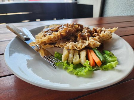 Foto de Un plato de chuleta de pollo viene con papas fritas y ensalada de col - Imagen libre de derechos