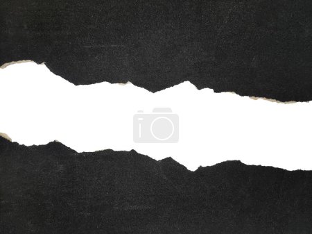 Téléchargez les photos : Papier noir déchiré isolé, espace de copie. texture de papier de verre déchiré superposition - en image libre de droit