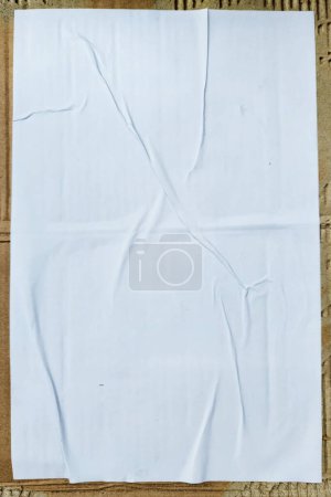 Foto de Papel blanco pegado en un cartón. abstracto calle cartel textura maquetas - Imagen libre de derechos