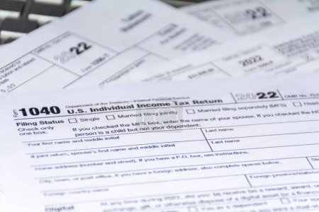 Téléchargez les photos : US Tax form 1040 tax return filing for 2022 - en image libre de droit