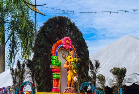 Téléchargez les photos : Vue colorée de Kavadi par les dévots à Thaipusam. Photo de haute qualité - en image libre de droit