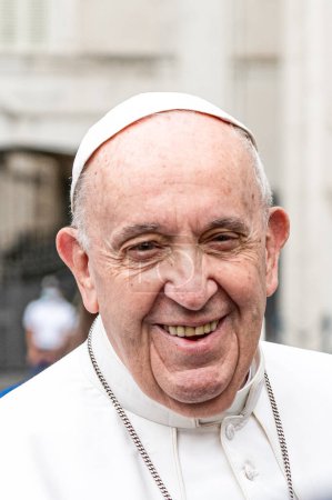 Foto de Papa Francisco sonriendo en cámara - Imagen libre de derechos